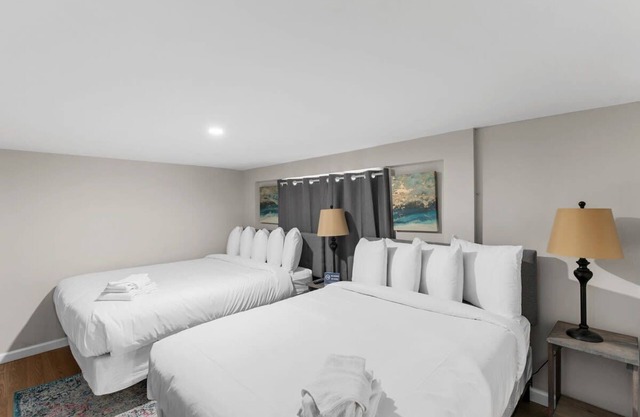 Near Hospital & Dining- Beds on Broadmoor - Unit B