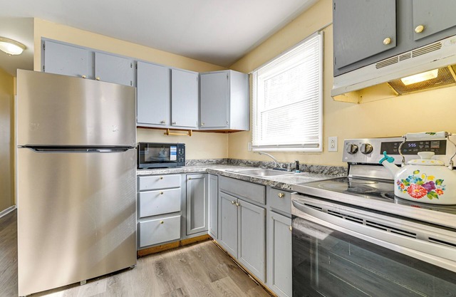 Near Hospitals: Home w/ Yard in Albany!