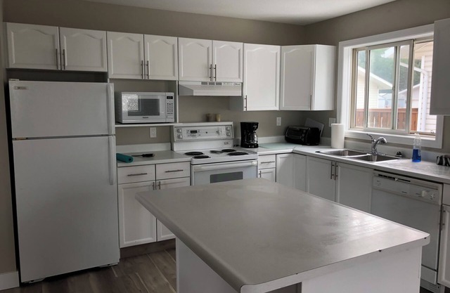 Near Jasper Park Gates, fully furnished home great for large groups. 6 beds.