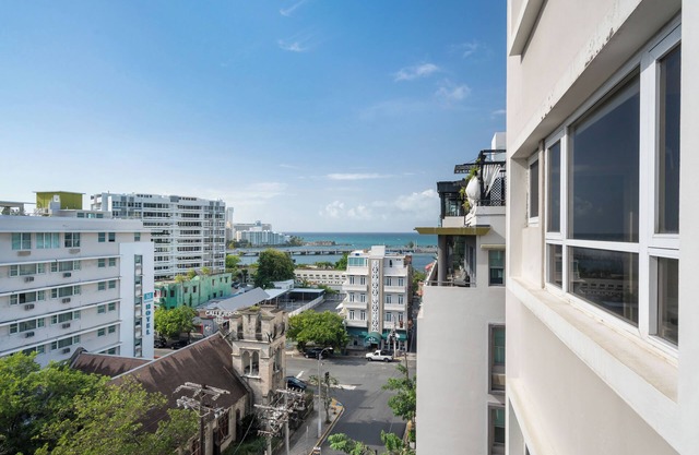 Near La Placita & Old San Juan | Free Breakfast | Free Parking | TV With Netflix