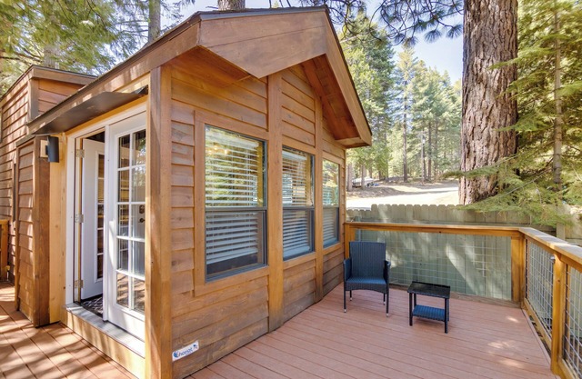 Near Lake Almanor & Golf: Cozy Cabin!
