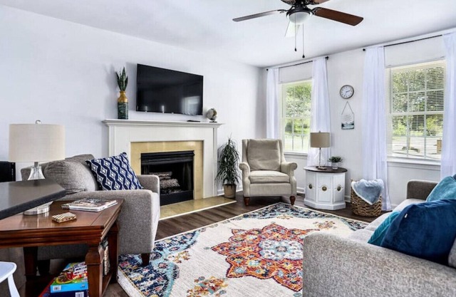 Near Lake Point Sports & Downtown with Yard, Grill and Fire pit