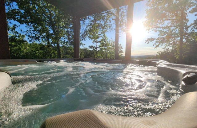 Near Lake/River ~ Hot Tub!