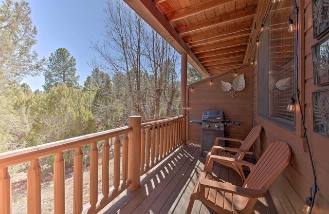 Near Lake & Trails: Show Low Condo w/ Grill!