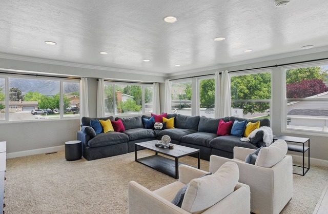 The Homebody Club- Sleeps 16, Xbox, Poker, 6 Bed