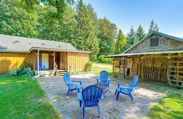 Near Mystery Falls: Marblemount Cabin w/ Fireplace
