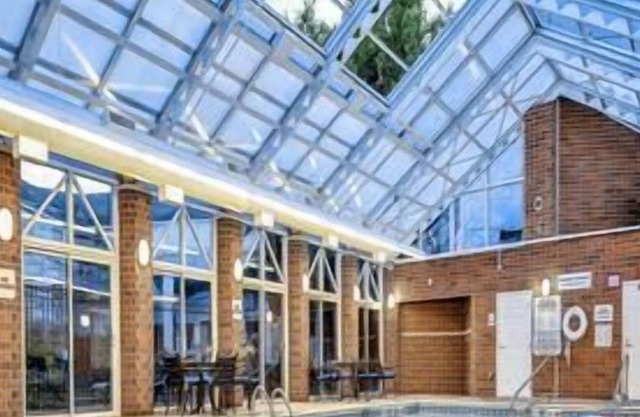 Near Notre Dame, 3 Spacious Studios, Pool, Golf, Kitchenette