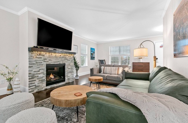 Hillside Packers Haven: Hot tub, sleeps 14 3400 sq ft!