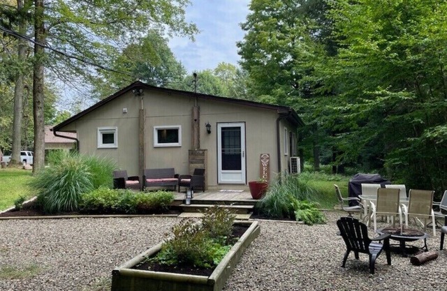 Near Peak N' Peak Findley Lake Cozy Cottage