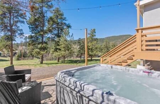 Near Red Rocks w/ Hot Tub, Fire Pit & Views