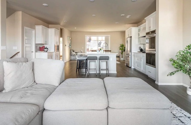 [NEAR SEATTLE AND AIRPORT] Modern Spacious 4BR New Home for Up to 12 Guests
