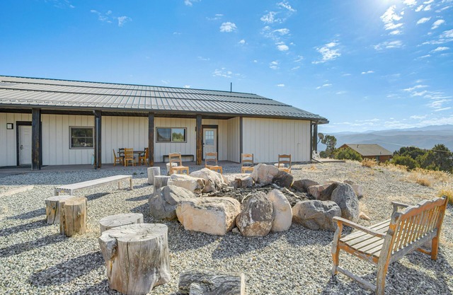Near Skiing: Mtn-View Getaway in Eagle!