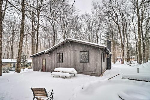 Near Skiing Pocono Lake Cabin with Screened Patio