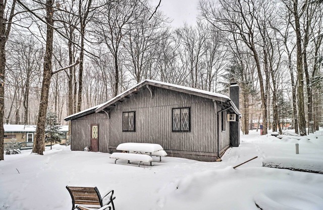 Near Skiing: Pocono Lake Cabin w/ Screened Patio