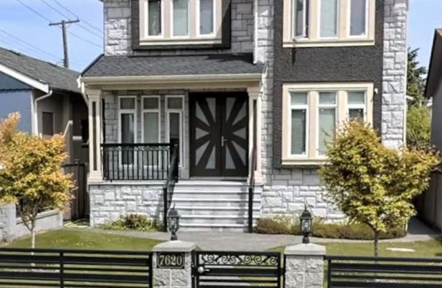 Near Skytrain and QUIET Private Bedroom Ensuite BathRM, Free Wifi & Coffee, Cozy
