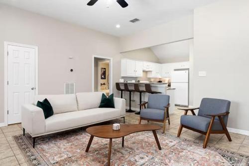 Near Texas A&M, Spacious Living Room, 4 Queen Beds