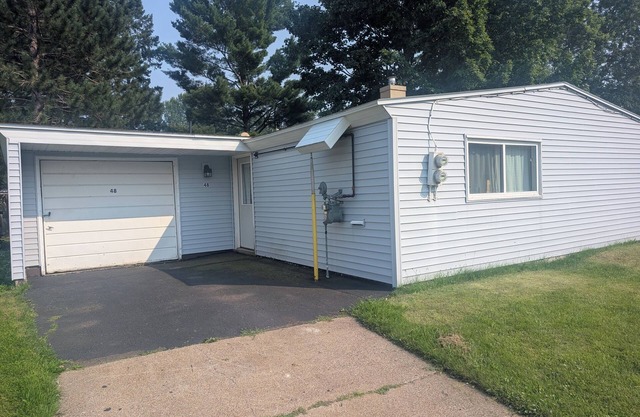 Near the park! 3-bedroom house with wifi and AC