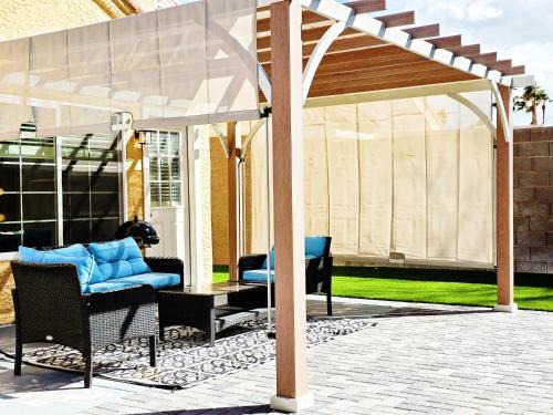 Near the Strip, Smart TVs, WiFi, private garage and backyard