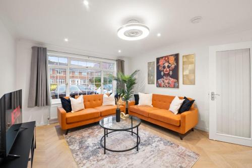 Near Town Centre, Big Patio, Free Parking Sleeps 8