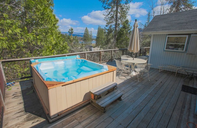 NAHE YOSEMITE: Bass Lake Cabin mit Whirlpool und Seeblick