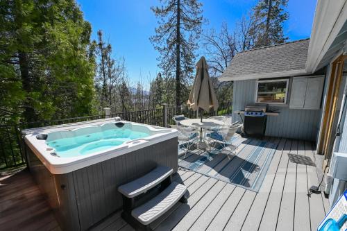 Near Yosemite Bass Lake Cabin with Hot Tub, Lake View, Pet Friendly