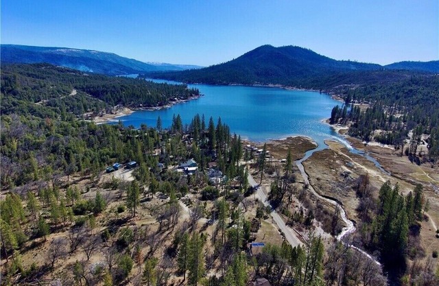 Near Yosemite, the ultimate Bass Lake Cabin House