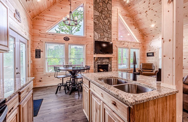 Near2Town/Deck/Views/Hot tub/Fireplace/Fire Pit/Loft
