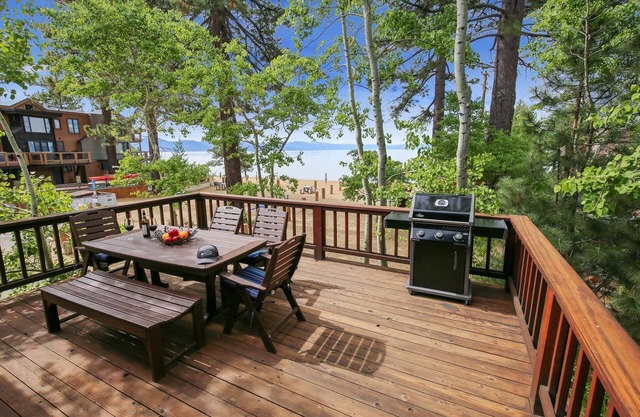 Nearly ON the Beach, Lake/Mountain Views-Whitecaps Lakefront Lookout