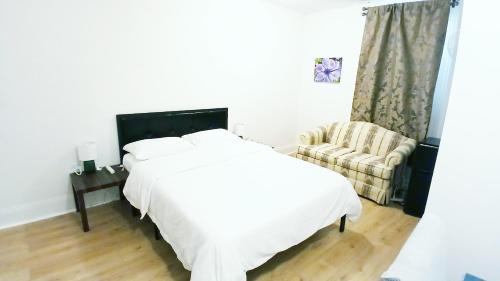 Neat bedroom with Exclusive bath -FREE WIFI-Self check in- New London-Mystic