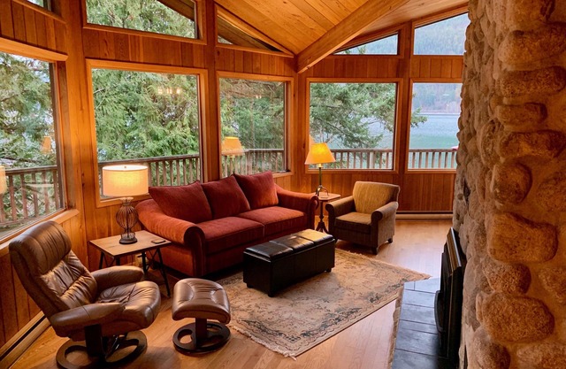 Nelson Beach Chalet 5 Bedroom Waterfront House