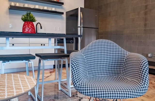Moderne, industrielle 1050 m² große Suite mit Platz für 6 Personen