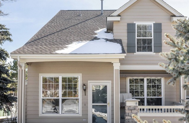 Nest out west in this professionally designed 2 BD/3 BA townhome. Sleeps 6.