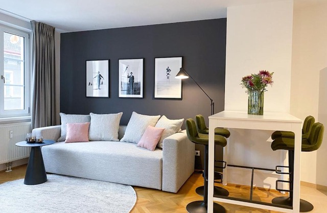 Nest perfect for 2-4 hip area and free parking
