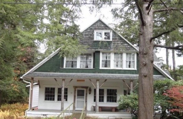In diesem klassischen "Birchwood" Cottage Eagles Mere schmiegen.