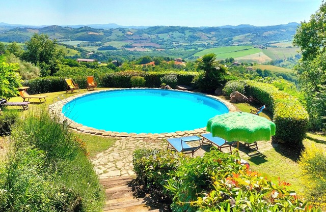 Eingebettet in eine bezaubernde Landschaft, traumhaftes Panorama vom Meer bis in die Berge