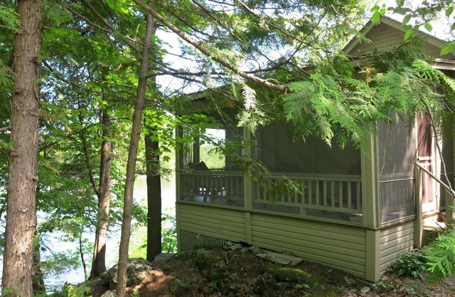Eingebettet in die Kiefern, am Ufer des Lake Champlain