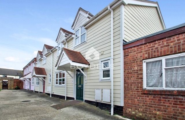 Nestled in the heart of Frinton on Sea is this terraced mews cottage offering open plan living