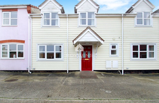 Nestled in the heart of Frinton on Sea is this terraced mews cottage offering open plan living