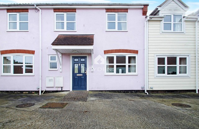 Nestled in the heart of Frinton on Sea is this terraced mews cottage offering open plan living