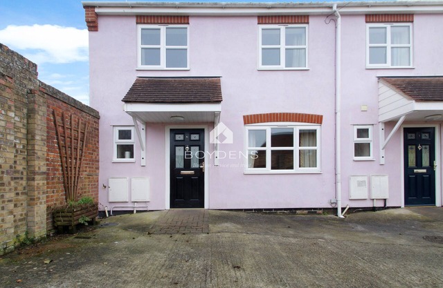 Nestled in the heart of Frinton on Sea is this terraced mews cottage offering open plan living