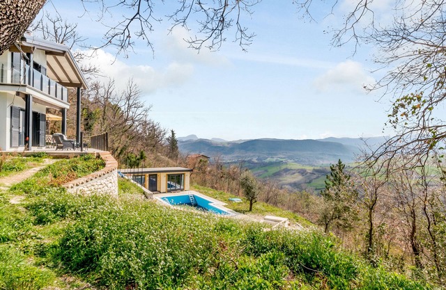 Eingebettet in die bewaldeten Ausläufer des Maiella National Park, Abruzzen, Italien.