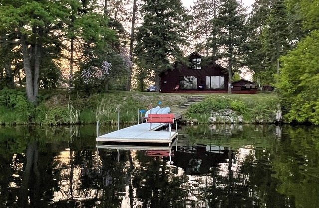 Nestled in the Whistling Pines Charming 2-bedroom home sleeps 6 in Grand Rapids!
