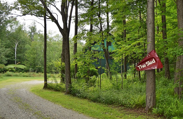 Eingebettet in den Wald am Fuße des Buckels und entlang des Catamount Trail