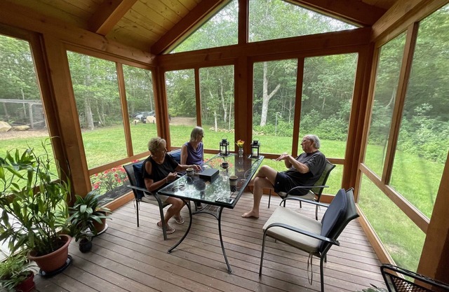 Nestled in the woods w/outdoor shower, firepit, streamside trail, Vincent Beach