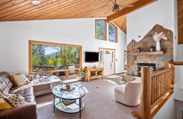 Nestled Inn - Trails, Views, Hot Tub, Skiing!