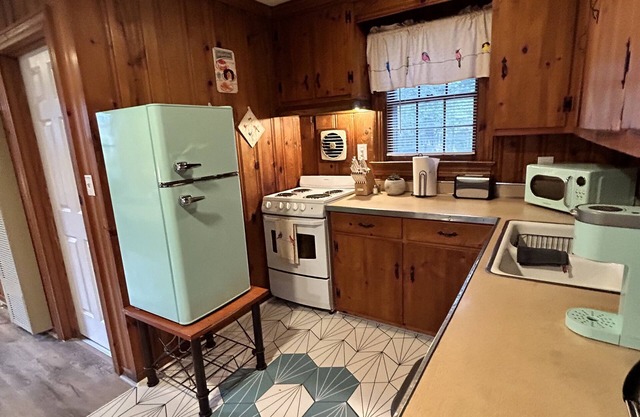 Nestover - Cozy cottage close to James River, shopping, & eateries!