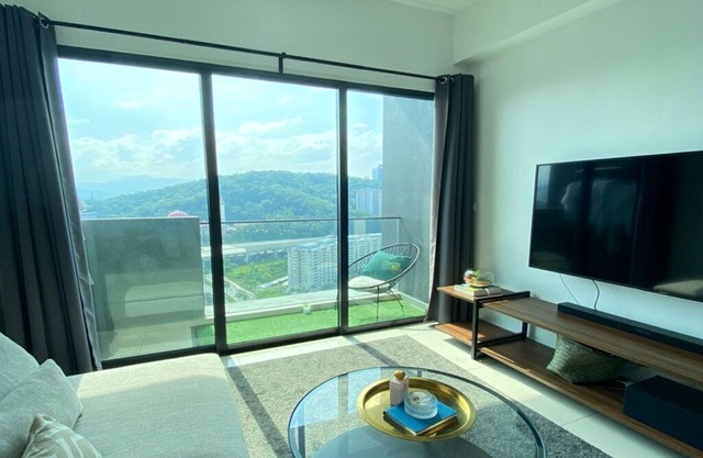 Netflix, Sauna, Jacuzzi, Karaoke, Cat Friendly