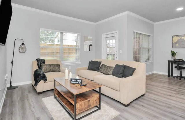 Neutral Comfort-1 Bedroom Apt Near Downtown, Med Center, & NRG- Gym- Pool