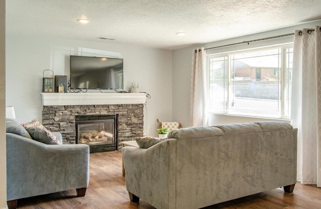 Never Stop Exploring- 3 bedroom 2 bath home of duplex, close to Zion, Bryce, and Brianhead