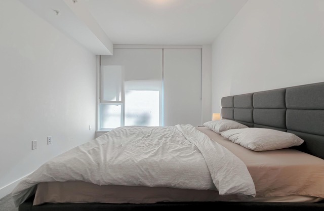 New 1.5 BDR Condo near Richmong Night Market
